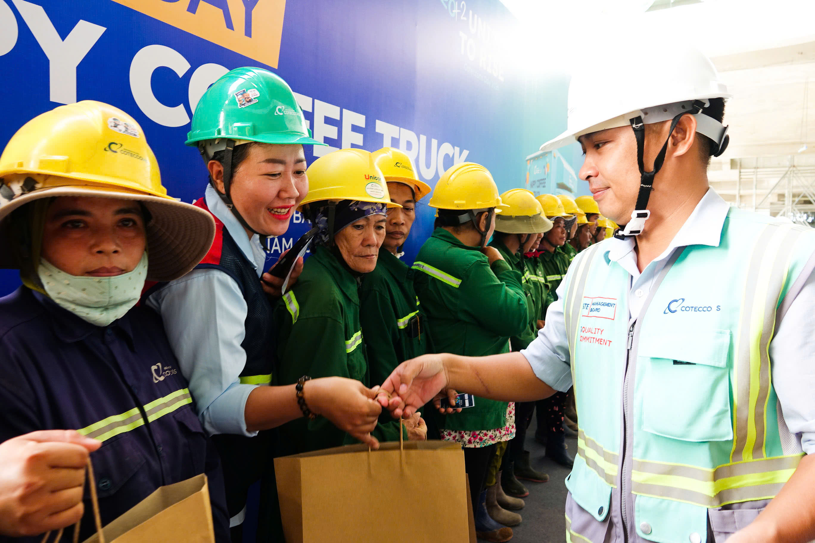 HÀNG TRĂM CÔNG NHÂN LÀM DỰ ÁN APEC 2027 NHẬN QUÀ VÀ HỌC BỔNG CHO CON ĐẾN TRƯỜNG
