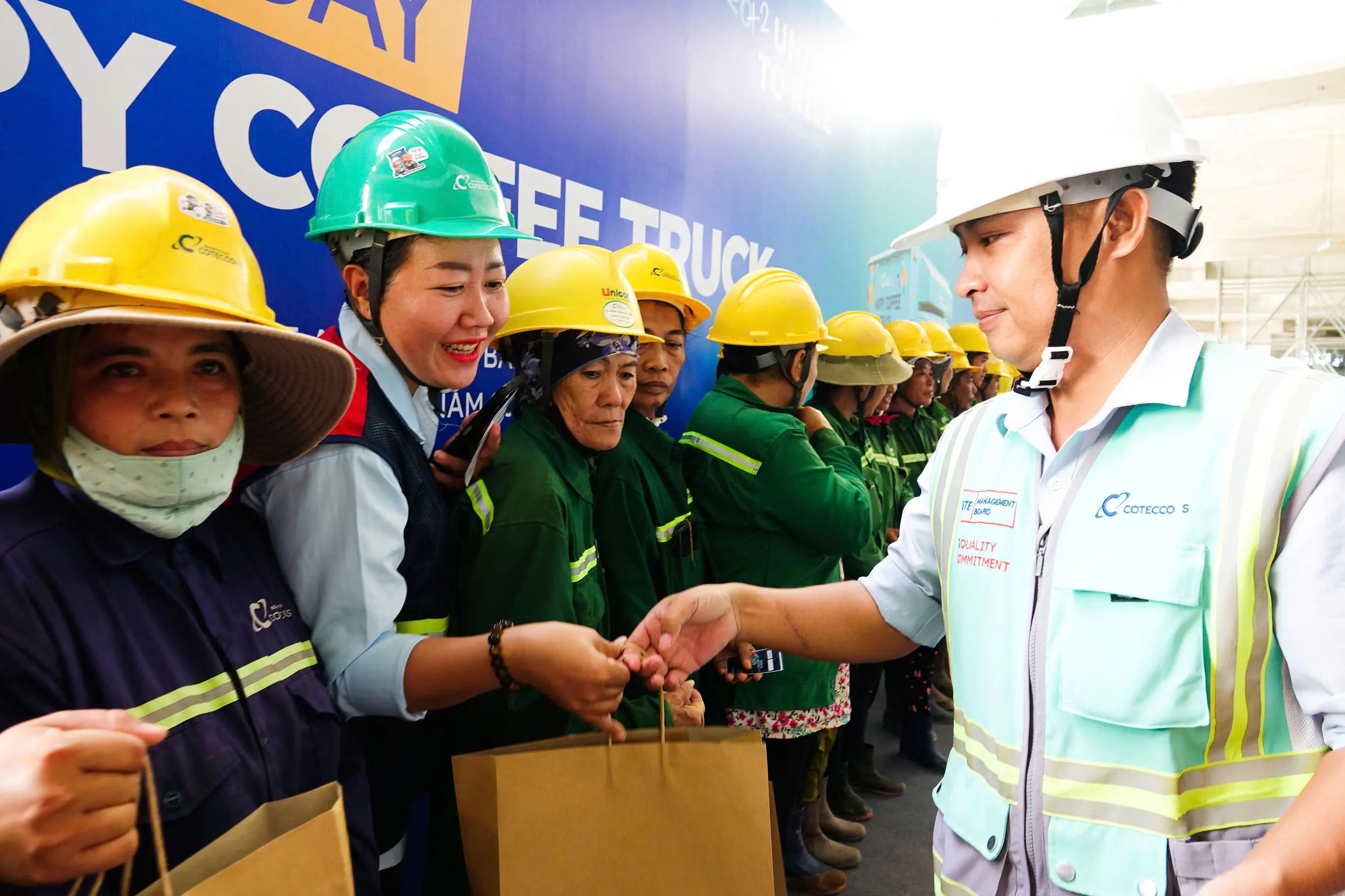 HÀNG TRĂM CÔNG NHÂN LÀM DỰ ÁN APEC 2027 NHẬN QUÀ VÀ HỌC BỔNG CHO CON ĐẾN TRƯỜNG