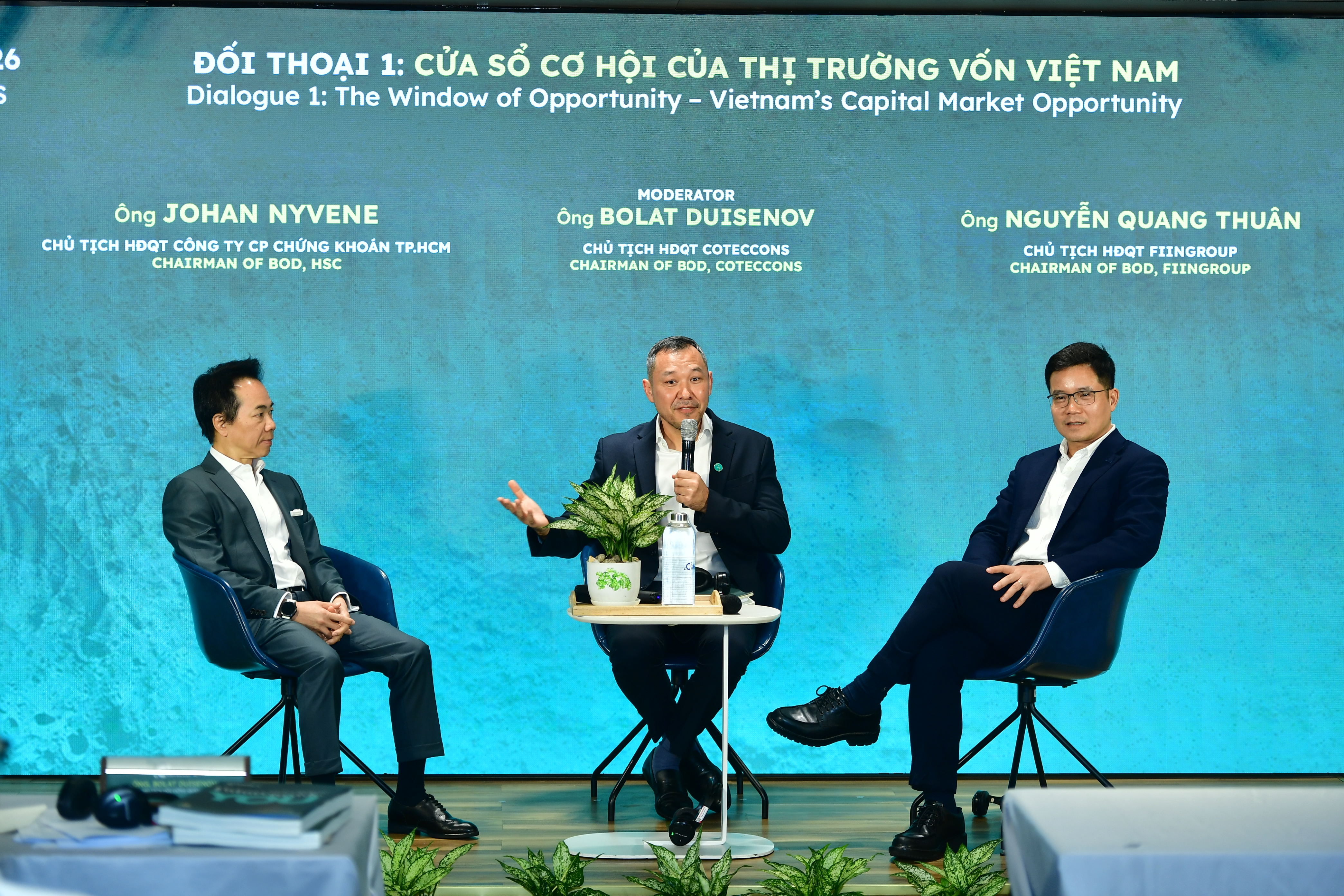 4. Phiên đối thoại 1 với chủ đề _Cửa sổ cơ hội của thị trường vốn Việt Nam_.JPG