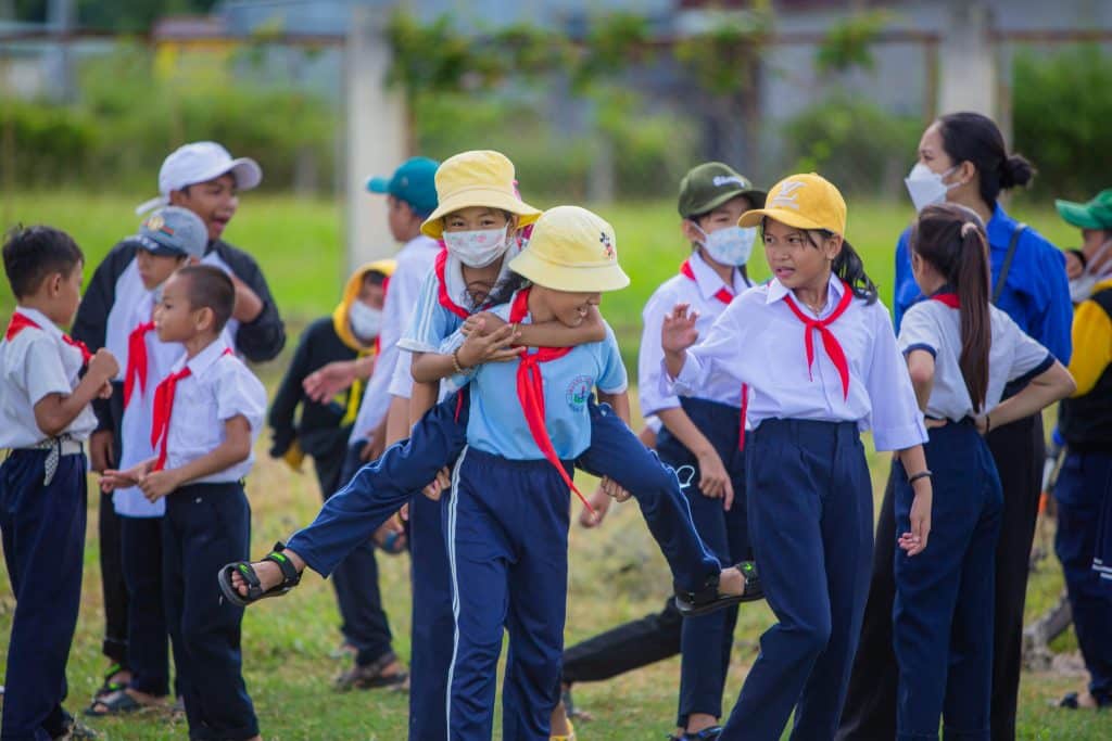 The children are eagerly frolicking and waiting for the Mid-Autumn Festival night.