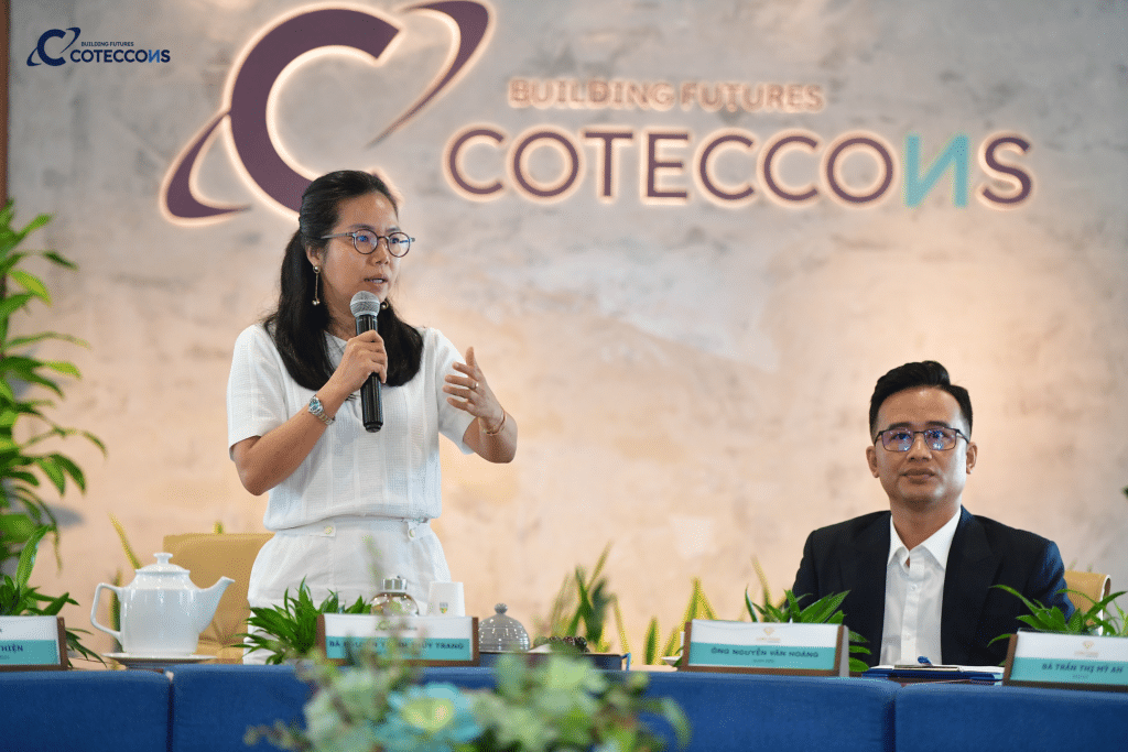 Bà Nguyễn Trình Thùy Trang - Phó Tổng Giám đốc Coteccons chia sẻ tại buổi lễ